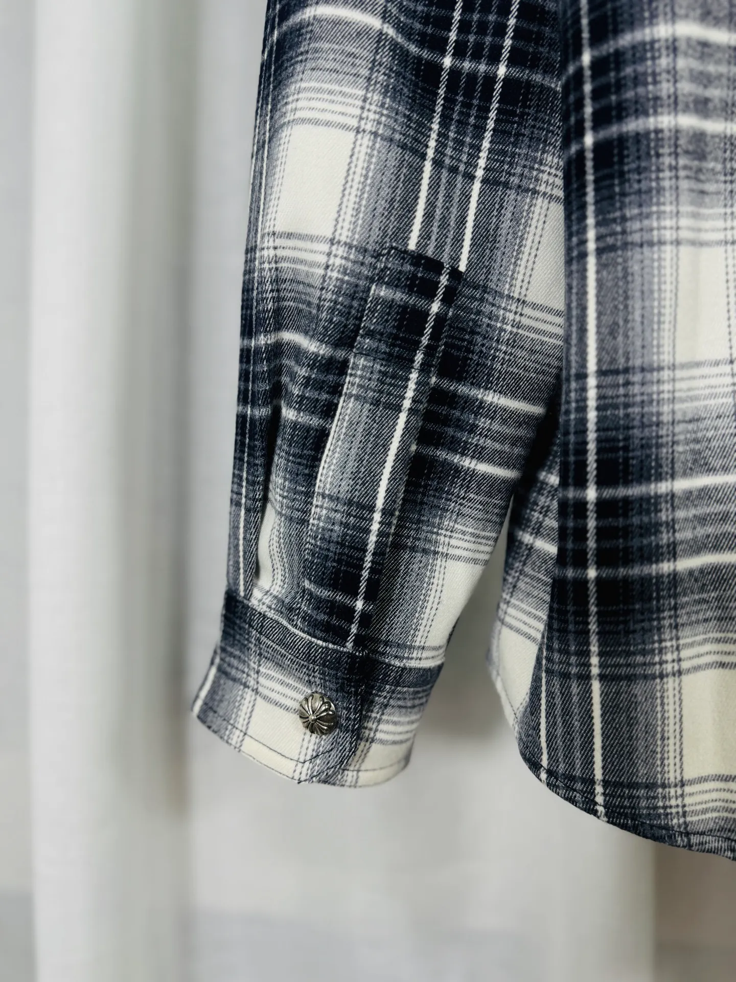 P250 top version, real shot without P, ​​different from market currency) 𝗖𝗵𝗿𝗼𝗺𝗲 𝗛𝗲𝗮𝗿𝘁𝘀/Cro Heart 2025 Diamond Plaid Shirt Accessories: Original model-opening collar label ➕100% silk wash water label. Genuine purchase-grade original hangtag➕matching hanging rope➕3D hanging beads➕original packaging bag. Craftsmanship: The original version has consistent wiring! The highest version of the armhole matching technique! Color: Red Black Size: S M L XL Style No.: 8002